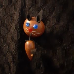 Kitchy 1950s cat wit mouse broach